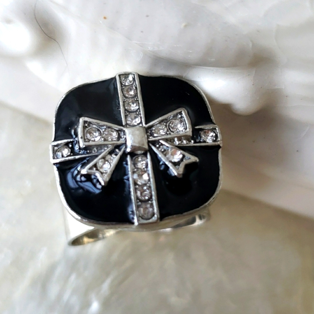 Snap jewelry size adjustable ring.